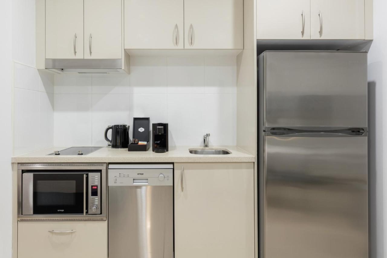 Meriton Suites Pitt Street, Sydney Exterior photo A typical kitchen in a student apartment