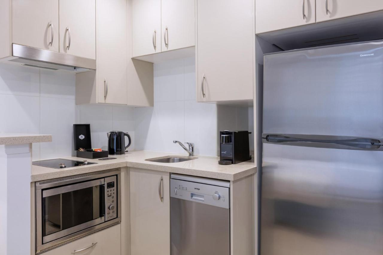 Meriton Suites Pitt Street, Sydney Exterior photo A typical kitchen in a serviced apartment